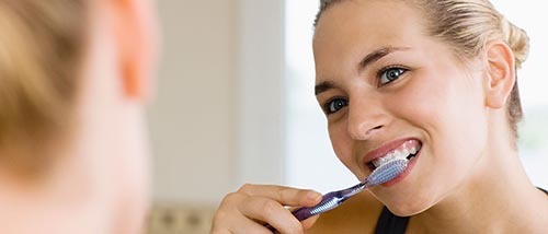 چطور دندان های سفید داشته باشیم : با مسواک زدن مداوم