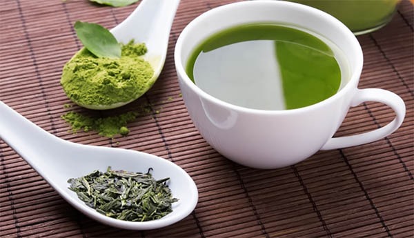 چای سبز برای ماسک جوانسازی پوست و فنجان