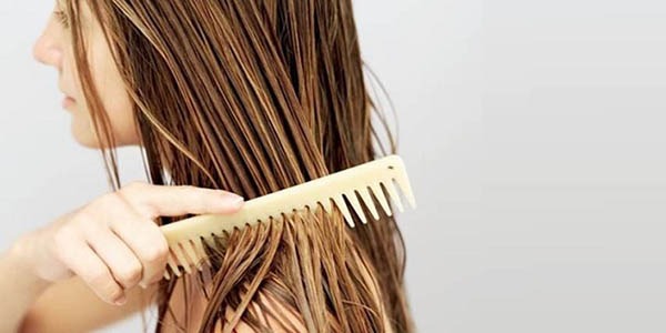 درمان موی چرب با شانه کردن مو