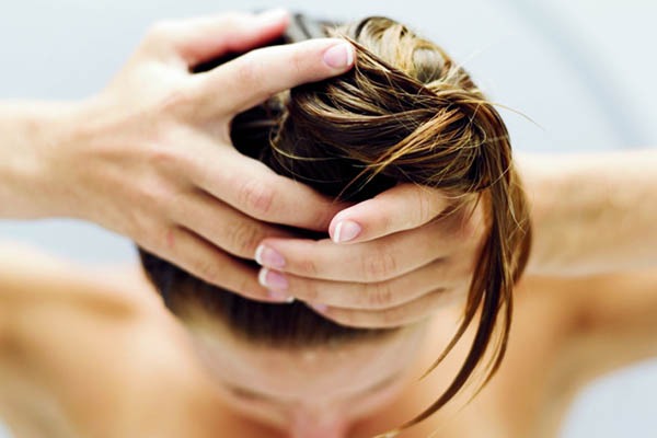 شستن سر و درمان موی چرب