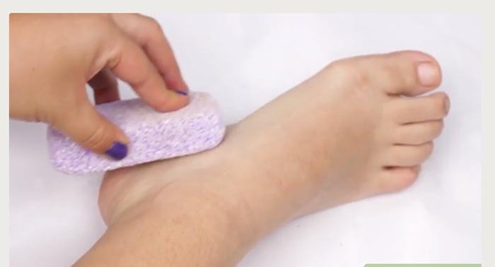 مثل مراحل و فرآیند مانیکور، ناخن های پا را با کرم مرطوب کننده ماساژ 